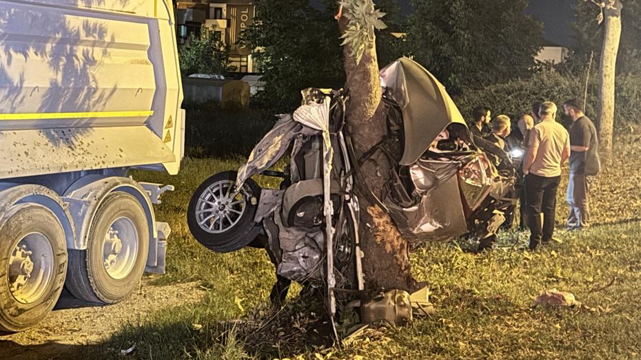 Ağaca Çarpan Otomobil Parçalara Bölündü ve Sürücü Yaralandı