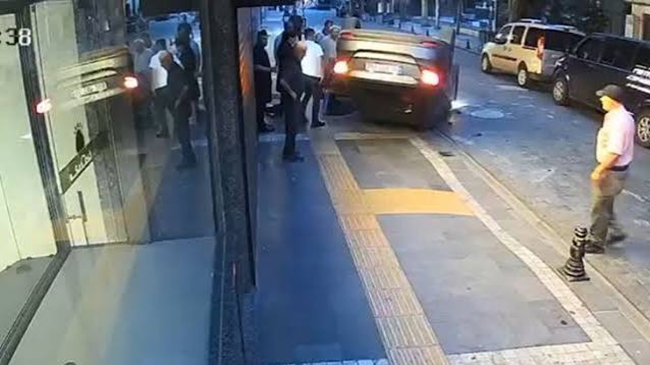 Trabzon'da Oto Kazası: Sürücü Ağır Yaralanmadan Kurtuldu