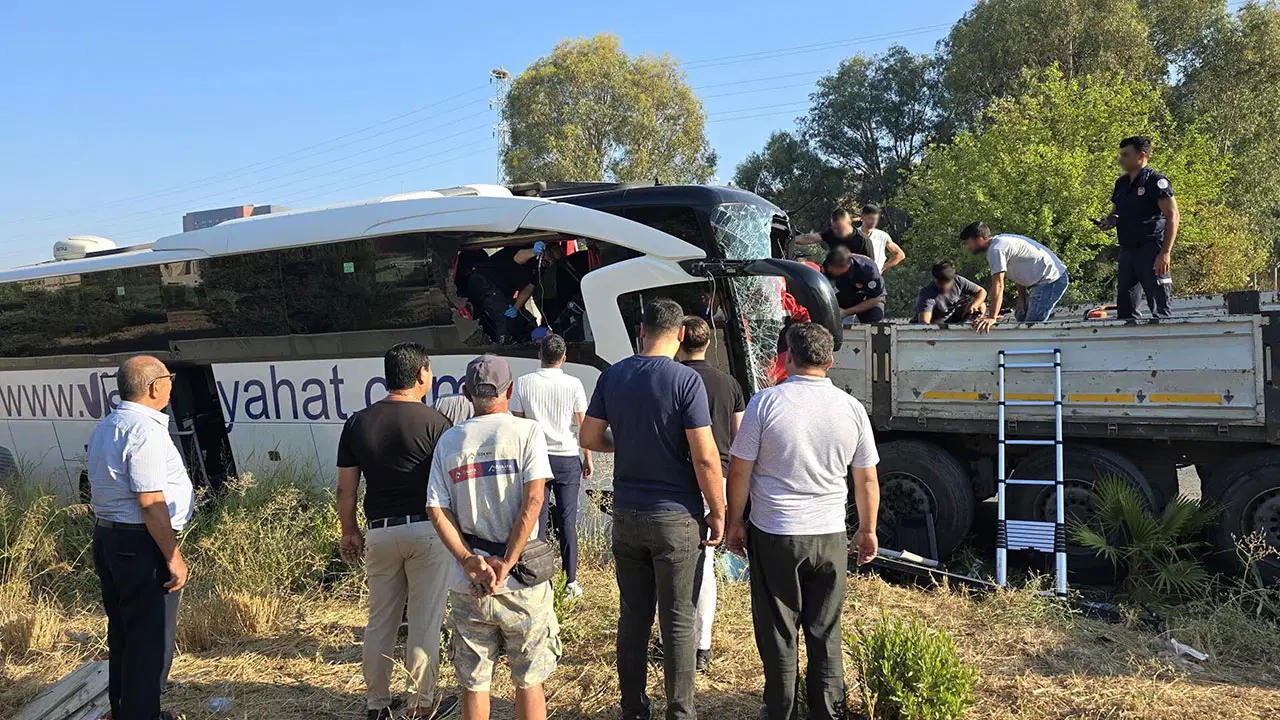 Muğla'nın Milas İlçesinde Feci Trafik Kazası: Tur Otobüsü TIR'a Çarptı, Birçok Kişi Yaralandı ve İki Kişi Hayatını Kaybetti