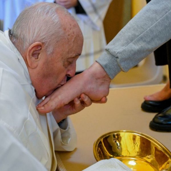 Kutsal Perşembe: Papa Francis kadınların ayaklarını yıkadı ve öptü