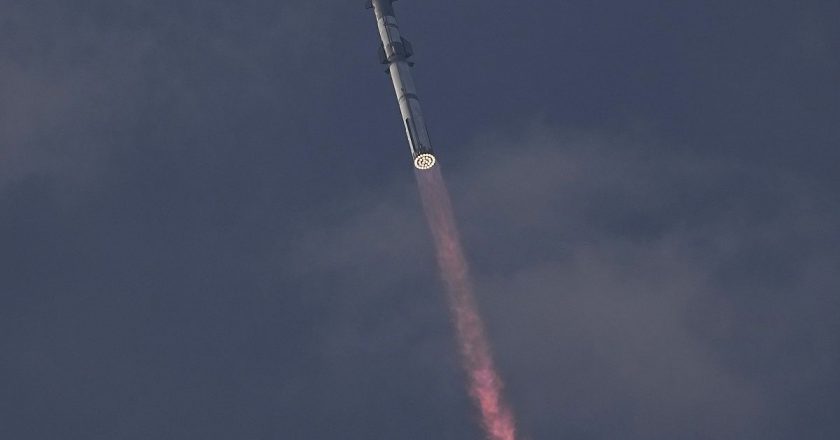 SpaceX'in Starship mega roketi, başarılı bir test uçuşunun ardından Dünya'ya dönüşünde ortadan kayboldu