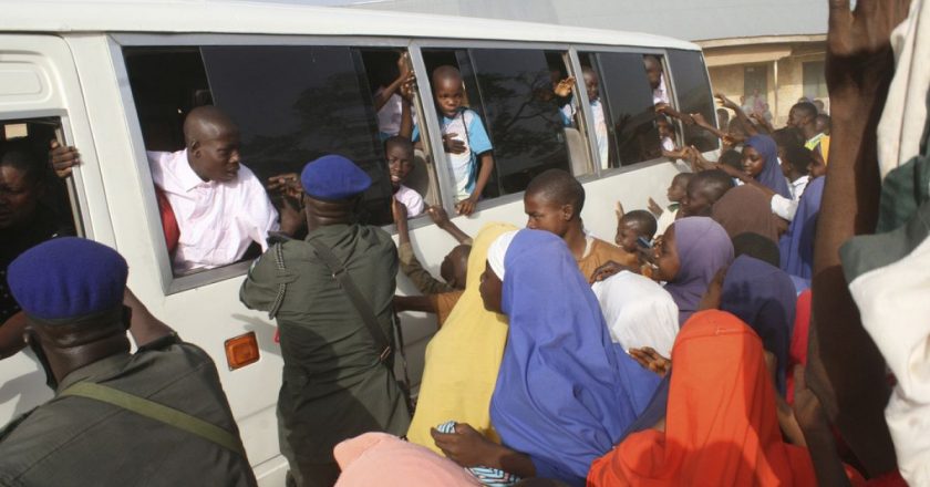Nijerya: Güvenlik güçlerinin kurtardığı rehine öğrenciler köylerine döndü