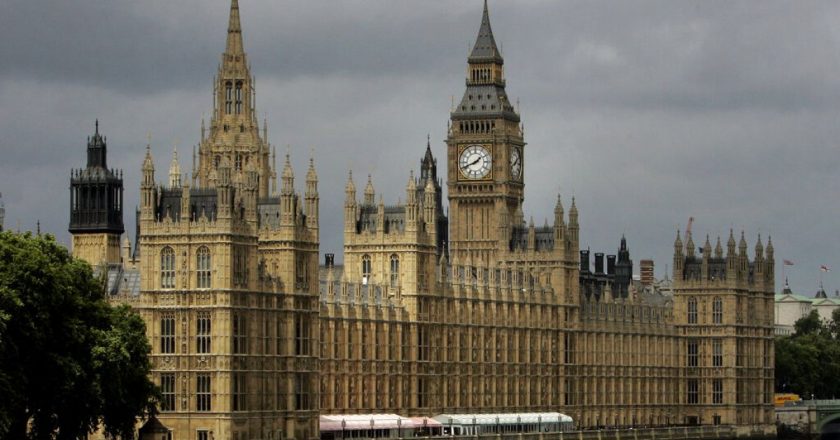 İngiliz milletvekili flört uygulamasında meslektaşlarının numaralarını verdiğini itiraf etti