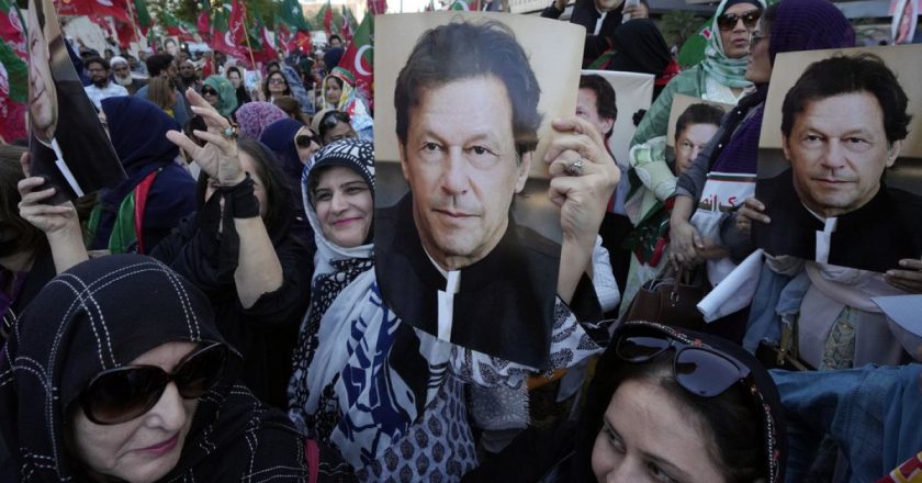 Pakistan: Devlet hediyeleri davasında eski Başbakan Khan aleyhindeki karar ertelendi