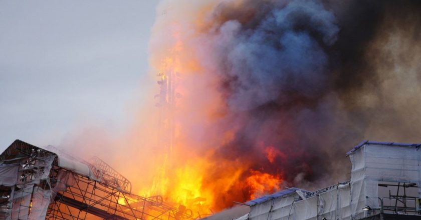Danimarka'nın “Notre Dame'ı” olarak tanımlanan 400 yıllık Borsa binasında yangın çıktı.
