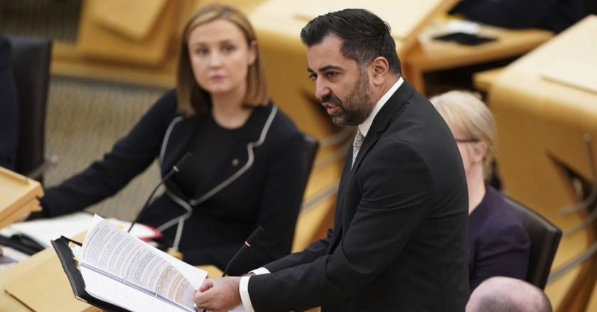 İskoçya Birinci Bakanı Hamza Yusuf görevinden istifa etti