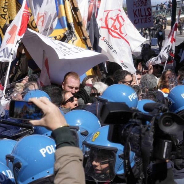 Video.  Venedikliler şehre 'giriş ücreti' uygulanmasını protesto etti