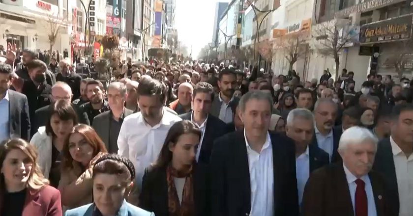 Van'da Abdullah Zeydan'ın kararına karşı yürüyüş: Yasağa rağmen eyleme binlerce kişi katıldı