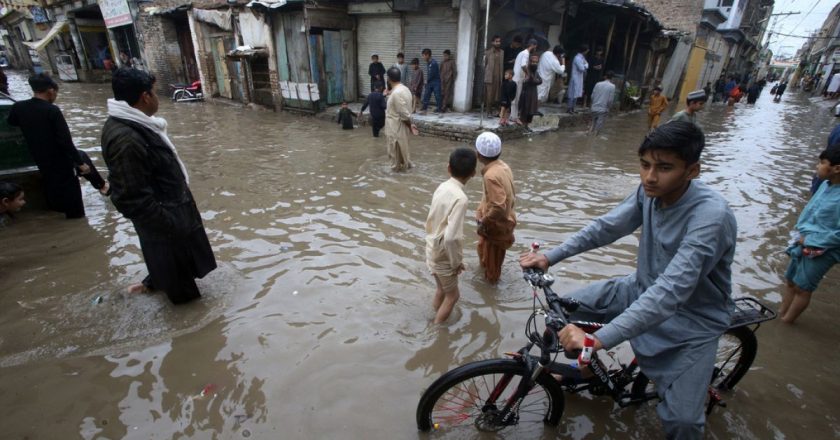 Pakistan'da şiddetli yağış ve yıldırım nedeniyle en az 55 kişi hayatını kaybetti