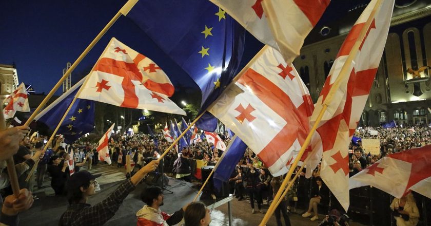 Gürcistan'da binlerce kişi tartışmalı “dış etki yasasını” protesto etti