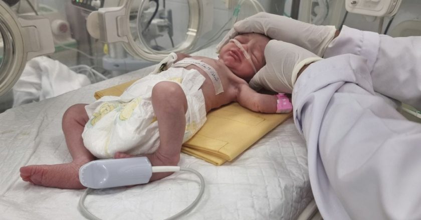 İsrail'in Gazze'ye saldırısında hayatını kaybeden annenin karnındaki bebeği kurtarıldı