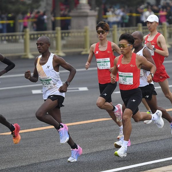 Pekin Maratonu: Afrikalı koşucular Çinli rakibinin yarışı kazanmasına izin verdi;  soruşturma açıldı