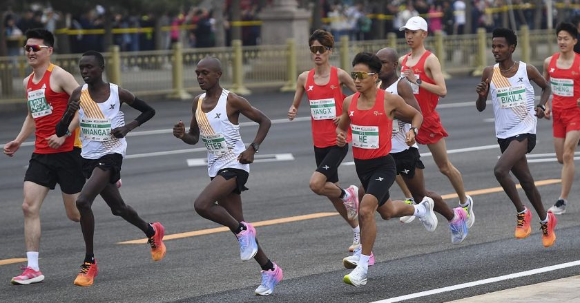 Pekin Maratonu: Afrikalı koşucular Çinli rakibinin yarışı kazanmasına izin verdi;  soruşturma açıldı