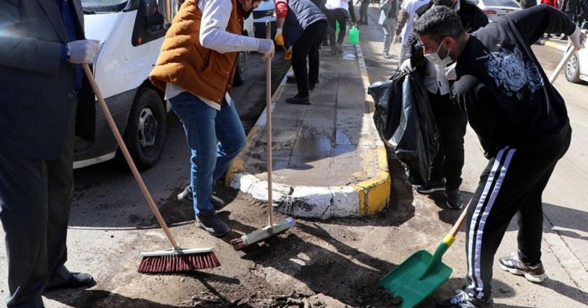 YSK'dan seçim belgesi geri geldi, Van halkı bu kez sokakları temizlemek için seferber oldu