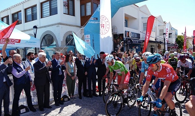 Cumhurbaşkanlığı Bisiklet Turu'nun yedinci etabı Çeşme'de büyük coşkuyla başladı – SPORT