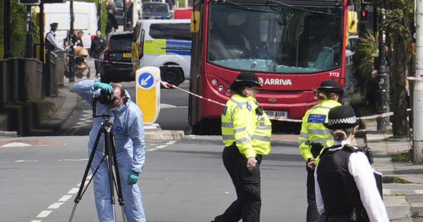 Londra'da kılıçlı saldırı: 13 yaşındaki çocuk öldü, 4 kişi yaralandı