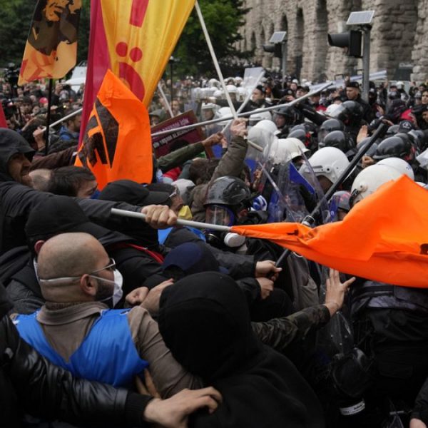 1 Mayıs'ta İstanbul'da yine gerginlik yaşandı: Polis biber gazıyla müdahale etti