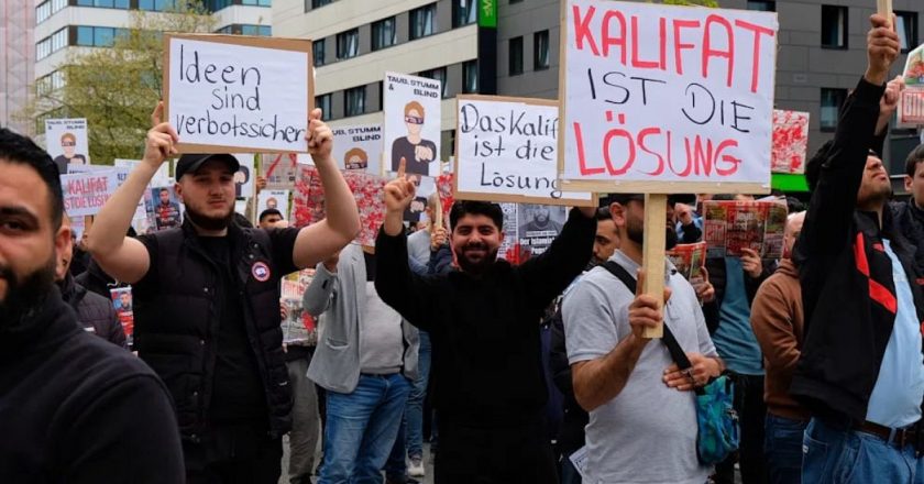 Almanya'da protestocular 'İslam halifeliği' kurulması çağrısında bulundu