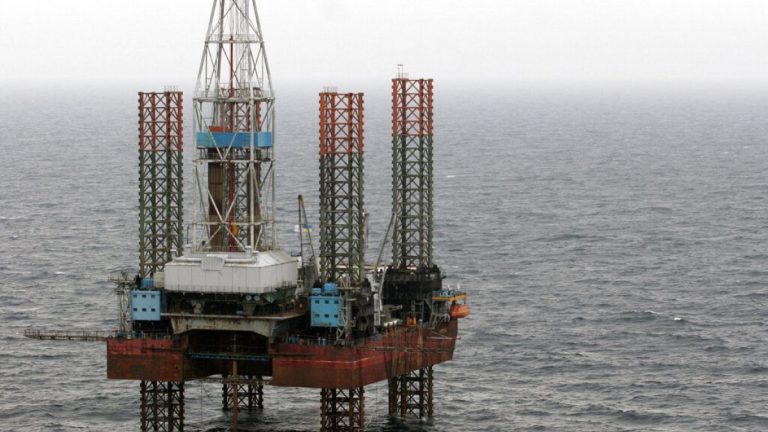 Ukrayna, Rusya'nın Karadeniz'deki eski bir gaz platformunu vurduğunu açıkladı