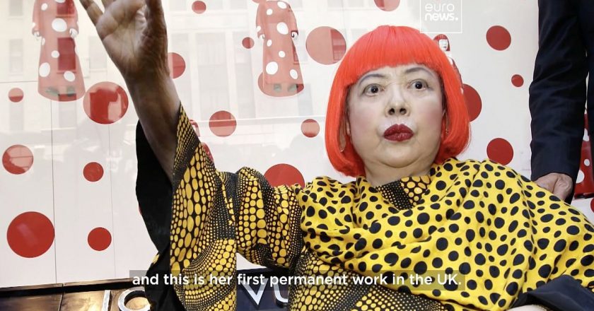 Video.  Yayoi Kusama'nın Birleşik Krallık'taki ilk kalıcı kurulumu Londra'da