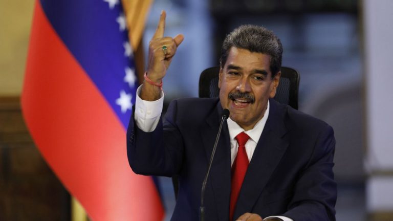 Maduro, sosyal medyayı “siber-faşist darbe” yapmakla suçladı ve WhatsApp'ı telefonundan sildi