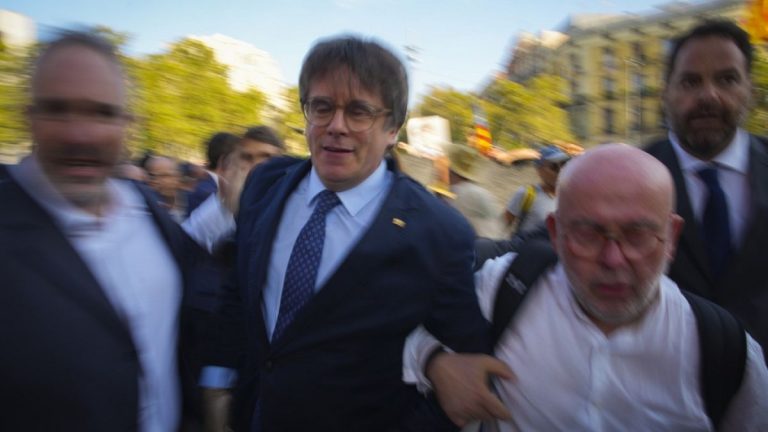 Yakalanmadan İspanya'ya giren Katalan lider Puigdemont'un Fransa ya da Belçika'ya gittiği iddia edildi.