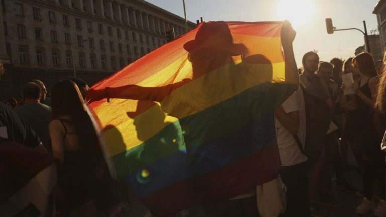 Okullarda “LGBTQ+ propagandası” yasağı Bulgar parlamentosu önünde protesto edildi