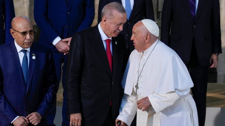Erdoğan, Papa'yı dini değerlerle alay edilmeye karşı “birlikte hareket etmeye” davet etti