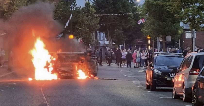 Kuzey İrlanda'da aşırı sağ protestoları: Süpermarket ateşe verildi, polise molotof kokteyli atıldı