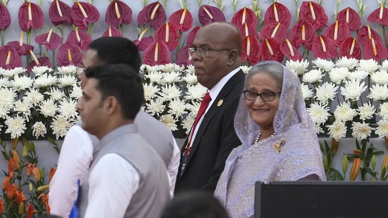 Bangladeş'te Şeyh Hasina'nın 15 yıllık saltanatı sona erdi