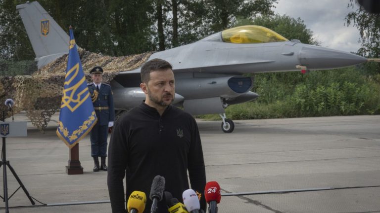 Zelenskiy, Ukrayna'nın ABD yapımı F-16 savaş uçaklarının ilk partisini teslim aldığını duyurdu