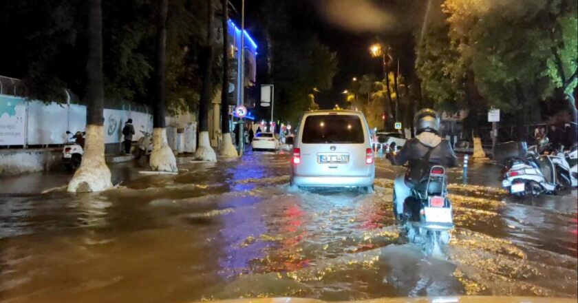 Fethiye’de şiddetli yağış: Sokaklar göle döndü