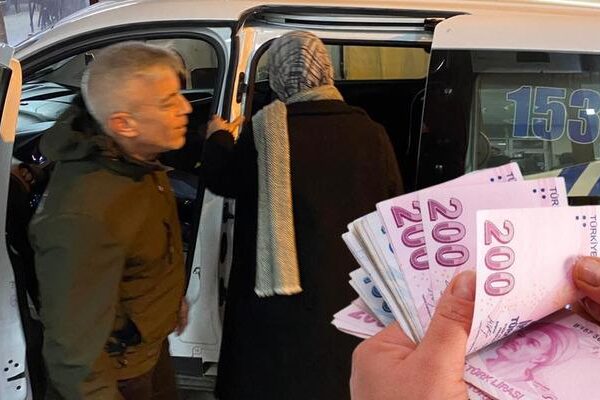 Dilenciler bu taktiği kullanarak para için daha fazla para söylemiyor! Bilekik’teki bir dilenciden gelen para herkesi şok etti: asgari ücret miktarının 2 katı serbest bırakıldı