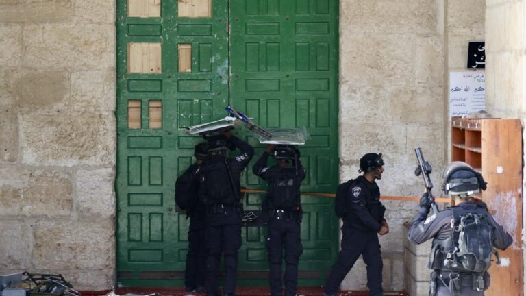 İsrail, ramazan ayının üçüncü cumasında da Mescid-i Aksa’ya girişlere kısıtlama getirdi