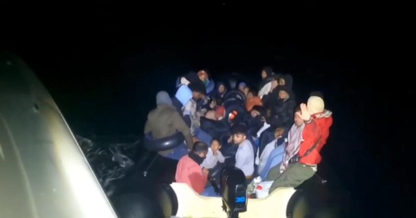 İzmir açıklarında 31 düzensiz göçmen yakalandı