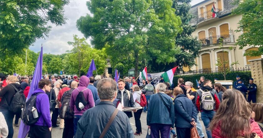 Budapeşte’de ‘şeffaflık yasasına’ karşı kırmızı boyalı protesto