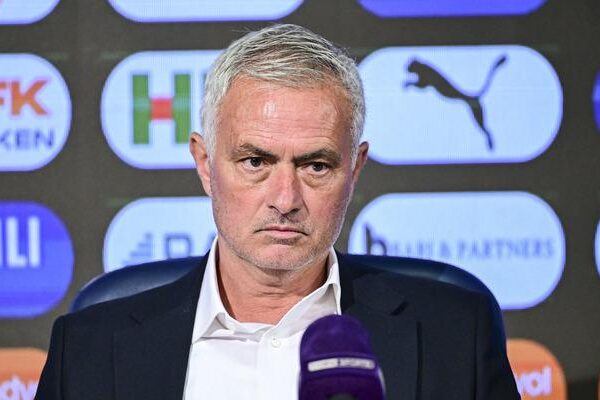 Mourinho’ya “Kalacak mısınız?” diye soruldu… Basın toplantısına damga vurdu