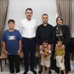 Bakan Kurum, Adıyaman’da yeni evlerine kavuşan depremzede aileye misafir oldu