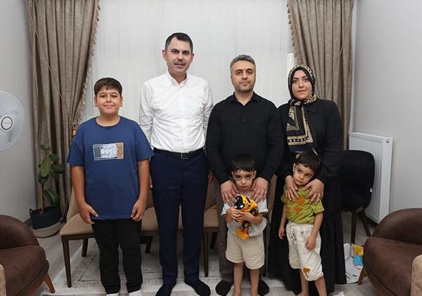 Bakan Kurum, Adıyaman’da yeni evlerine kavuşan depremzede aileye misafir oldu