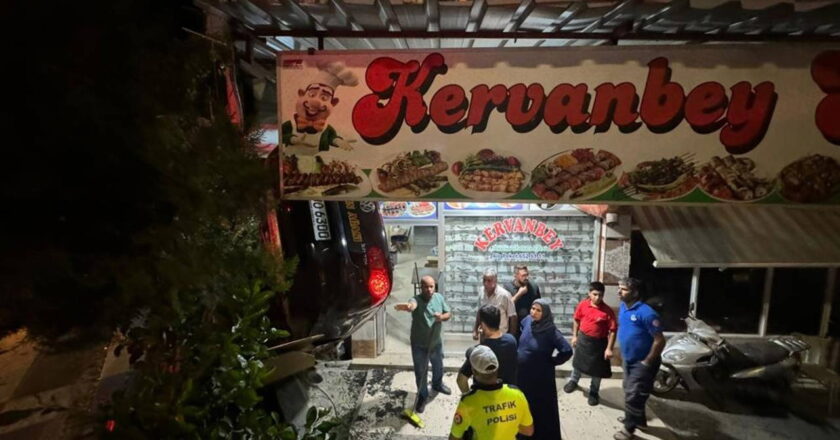 Fren yerine gaza bastı: Otomobil lokantaya girdi – Son Dakika Türkiye Haberleri