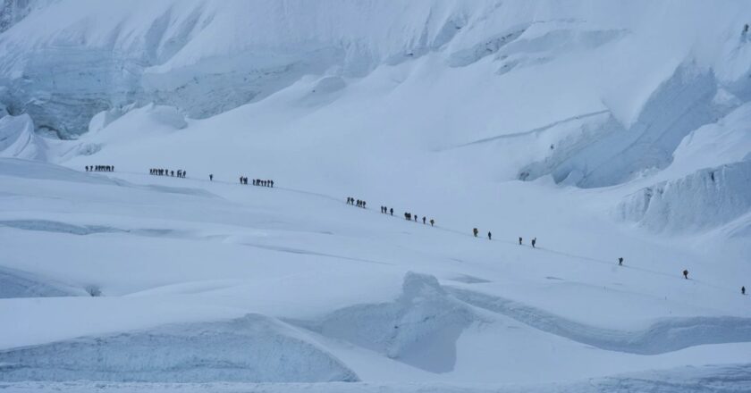 Everest’te kar fırtınası: 1.000 kişi dağda mahsur kaldı
