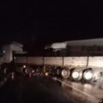 Denizli’de yağış faciayı getiriyordu: Bir tır şarampole devrildi, diğeri refüje çarparak durabildi