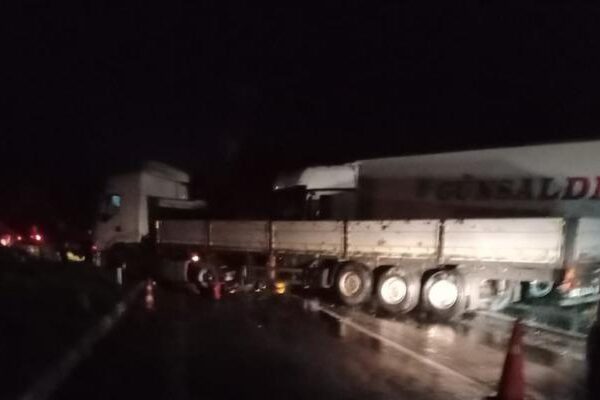 Denizli’de yağış faciayı getiriyordu: Bir tır şarampole devrildi, diğeri refüje çarparak durabildi