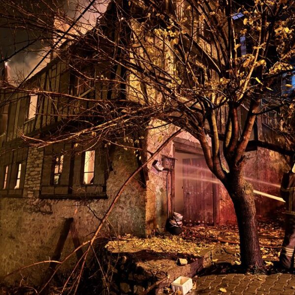 Tarihi konak alev alev yandı