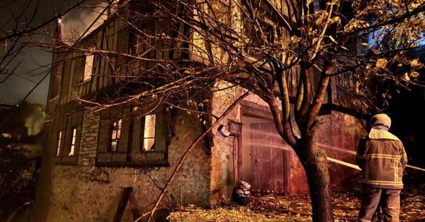 Tarihi konak alev alev yandı